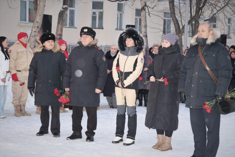 Офицеры военного следственного управления СК России по Северному флоту почтили память героев в День Героев Отечества