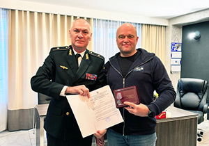 В Новороссийске директор Краснодарского филиала ФГУП «УВО Минтранса России» Юрий Тхазаплижев вручил награду гендиректору АО «Зерновой терминал «КСК»