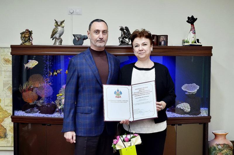 Депутат ЗСК Виктор Тепляков вручил Почётные грамоты лучшим специалистам города Сочи