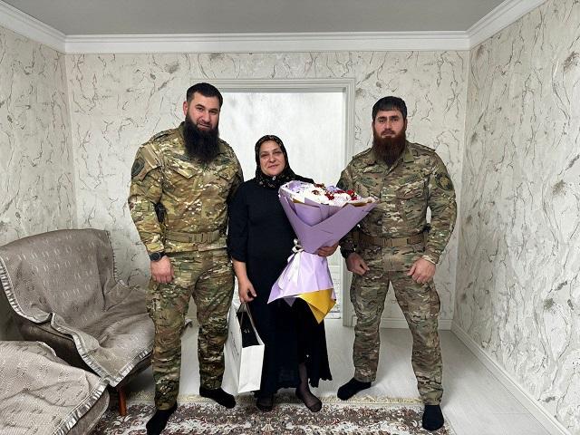 СОТРУДНИКИ РОСГВАРДИИ В ЧЕЧЕНСКОЙ РЕСПУБЛИКЕ НАВЕСТИЛИ МАТЕРЕЙ ПОГИБШИХ СОТРУДНИКОВ