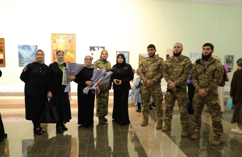 СОТРУДНИКИ РОСГВАРДИИ ПОСЕТИЛИ ОТКРЫТИЕ ВЫСТАВКИ КО ДНЮ МАТЕРИ В ГРОЗНОМ