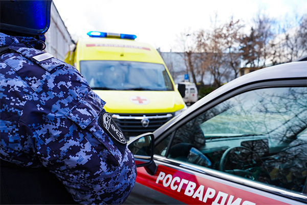 В Москве росгвардейцы помогли женщине с черепно-мозговой травмой