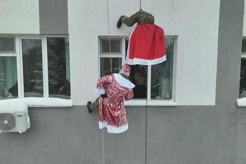 Сотрудники спецподразделения Росгвардии и волонтёры поздравили юных пациентов кемеровской больницы