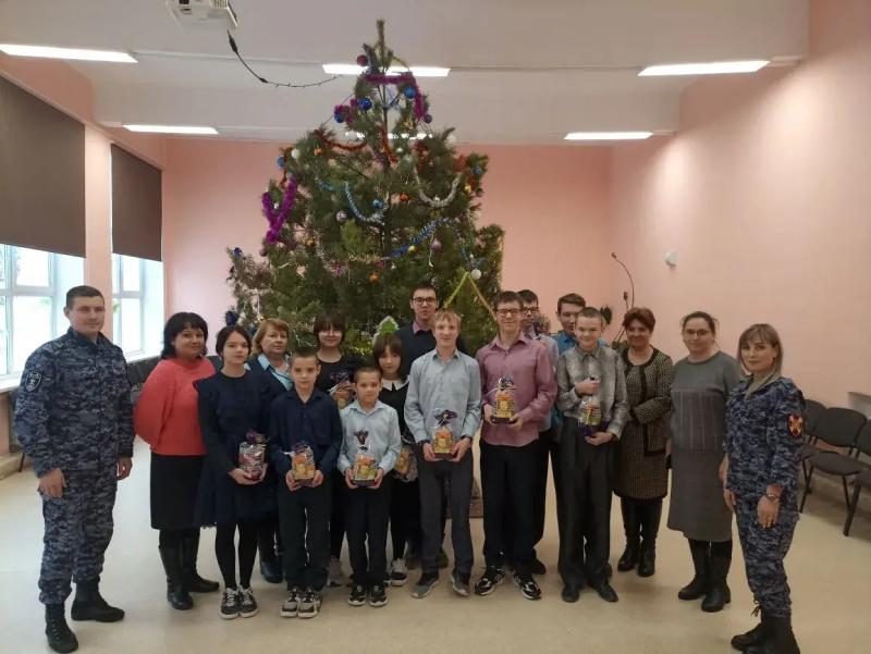 В Мордовии сотрудники Росгвардии поздравили детей подшефной школы с наступающим Новым годом