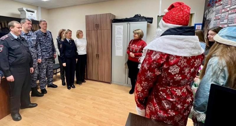 В Темникове активисты молодежного движения поздравили сотрудников Росгвардии с новогодними праздниками