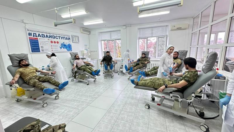 В Грозном росгвардейцы сдали кровь в рамках акции «От сердца к сердцу»